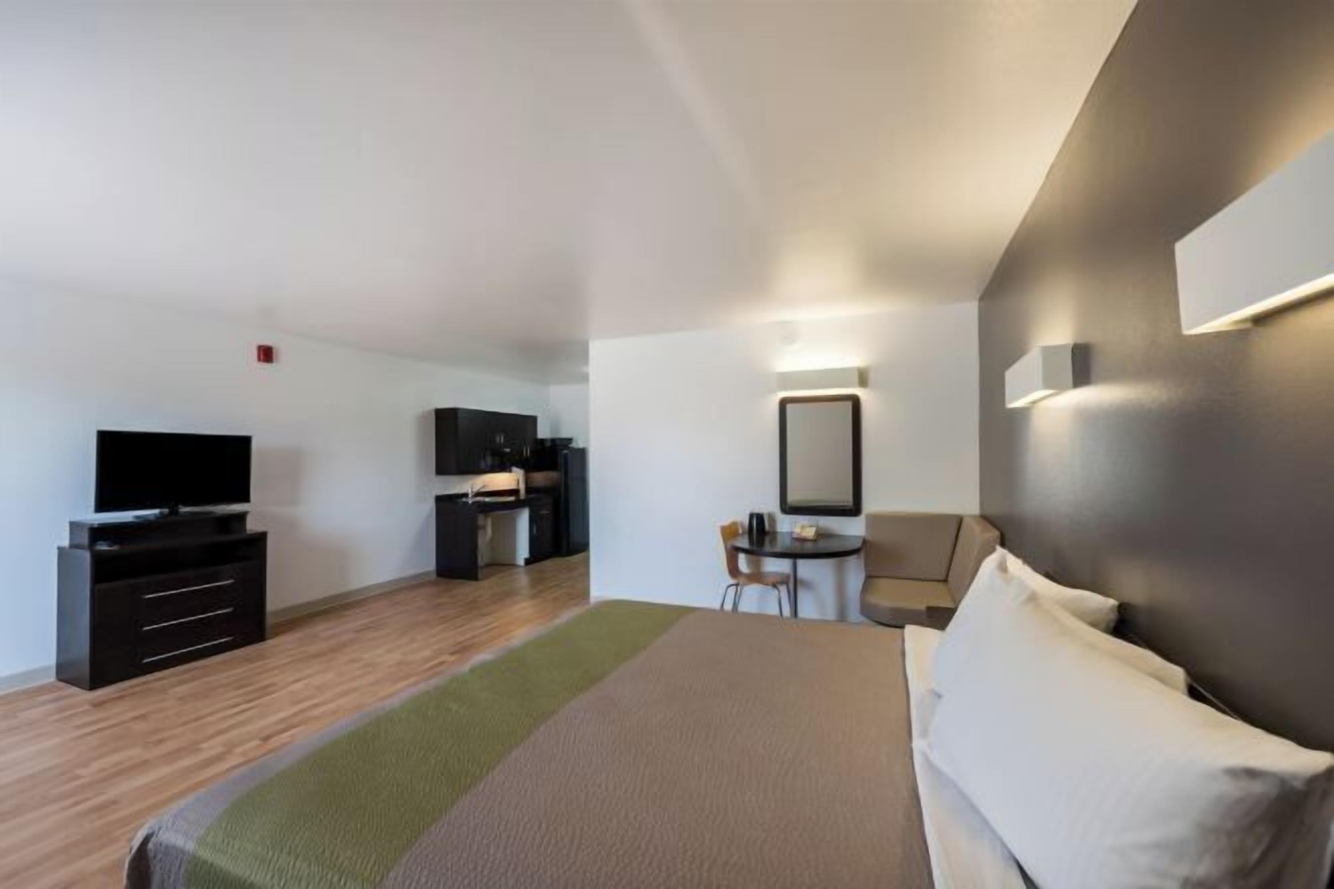 Tabla de planchar con plancha, wifi gratis y ropa de cama 