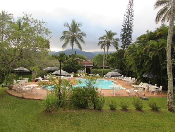 Piscine extérieure, parasols de plage, chaises longues