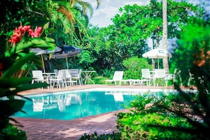 Piscine extérieure, parasols de plage, chaises longues