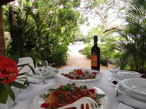 Petit déjeuner et dîner servis sur place