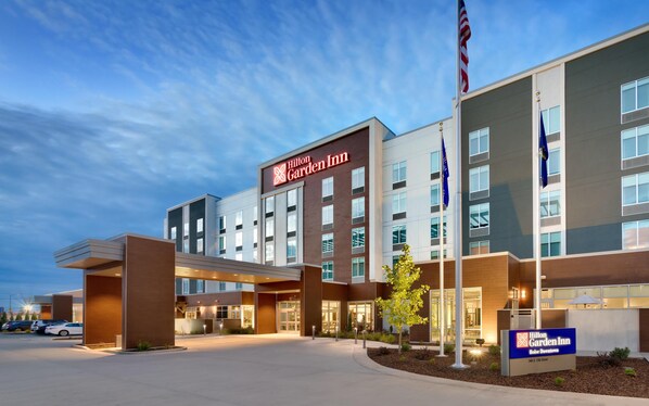 A Hilton Garden Inn with a modern design, featuring a prominent entrance, multiple floors, and a parking area. - Hilton Garden Inn Boise Downtown (Boise)