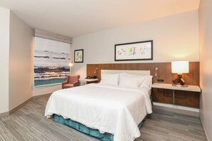 Sengetøy av topp kvalitet, senger med overmadrass og safe på rommet