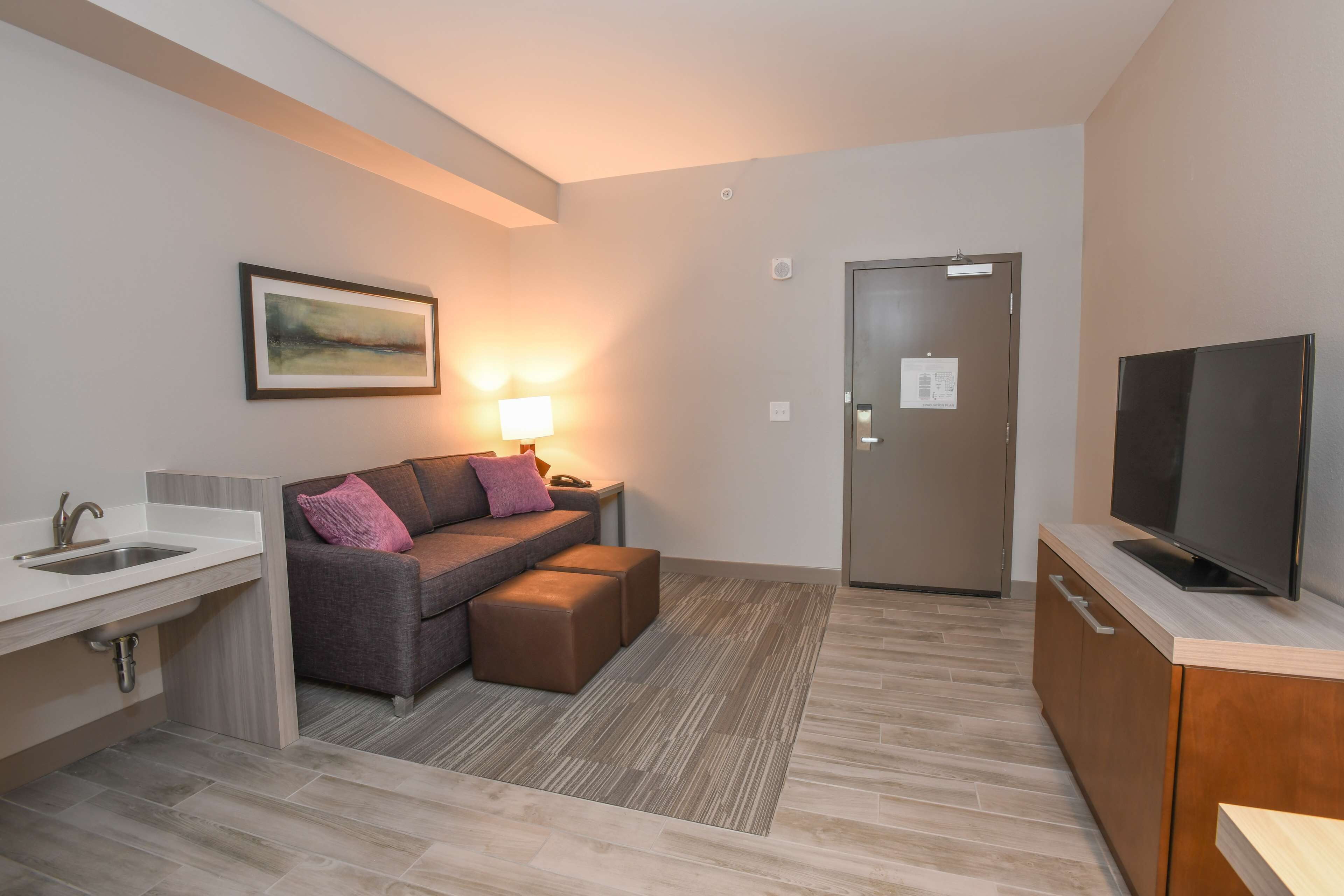 premium bedding, pillow-top beds, in-room safe, desk