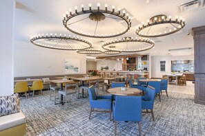 Breakfast and dinner served - Hilton Garden Inn Cincinnati Midtown (Cincinnati)