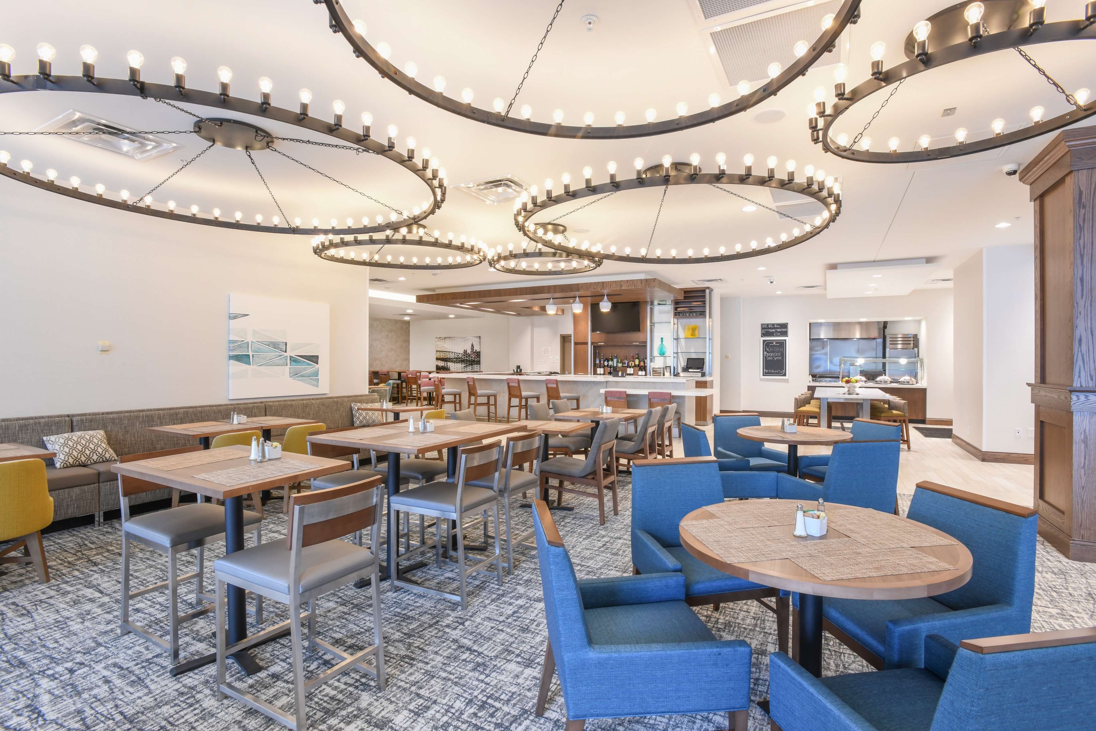 아침 식사 및 저녁 식사 제공