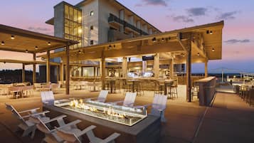 5 bars/lounges, lobby lounge