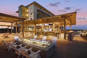 5 bars/lounges, lobby lounge