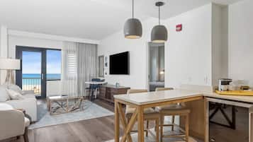 Room, 1 King Bed, Accessible (Hearing, Gulf Front) | Private kitchen