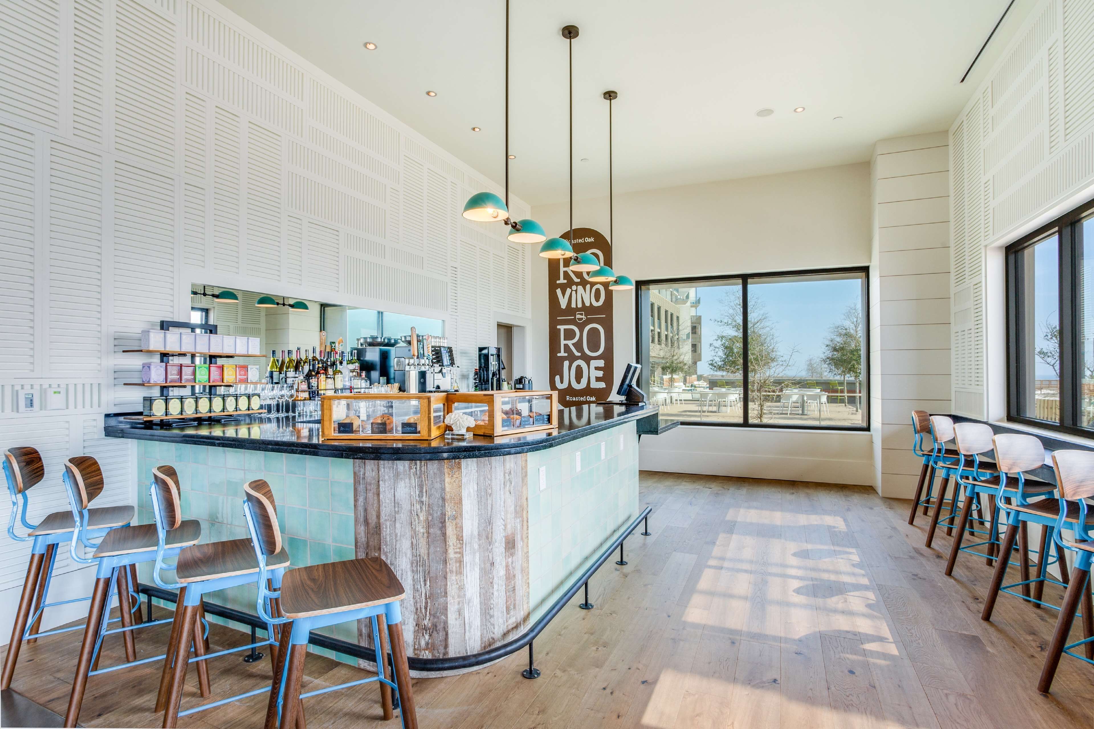 5 bars/lounges, lobby lounge