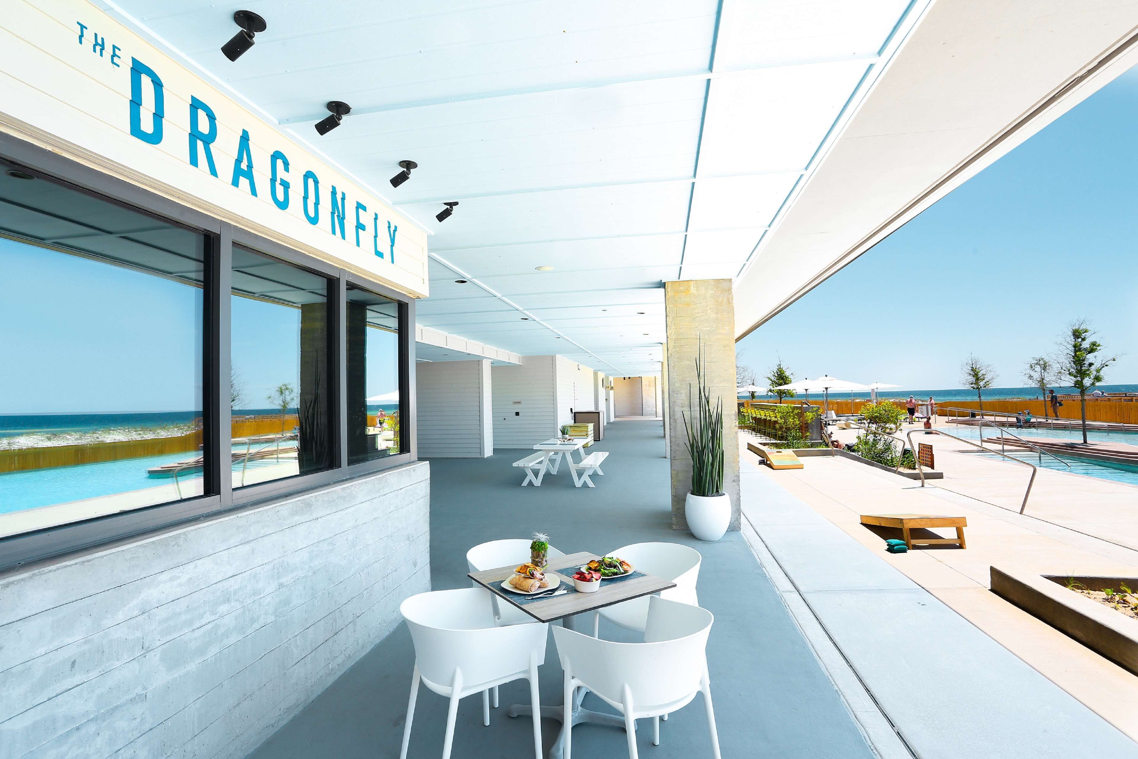 5 bars/lounges, lobby lounge