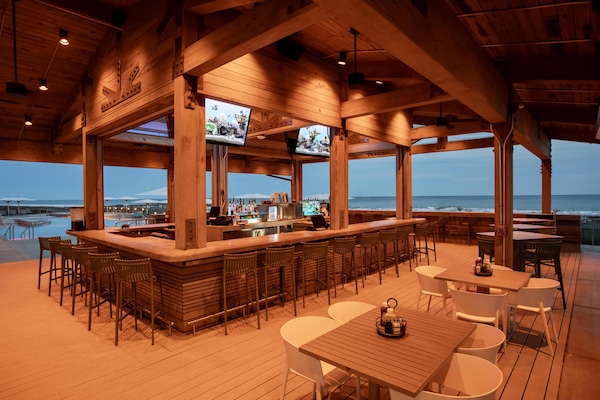 5 bars/lounges, lobby lounge