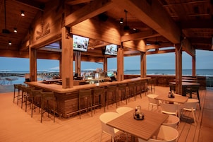 5 bares/lounges, saguão/lounge