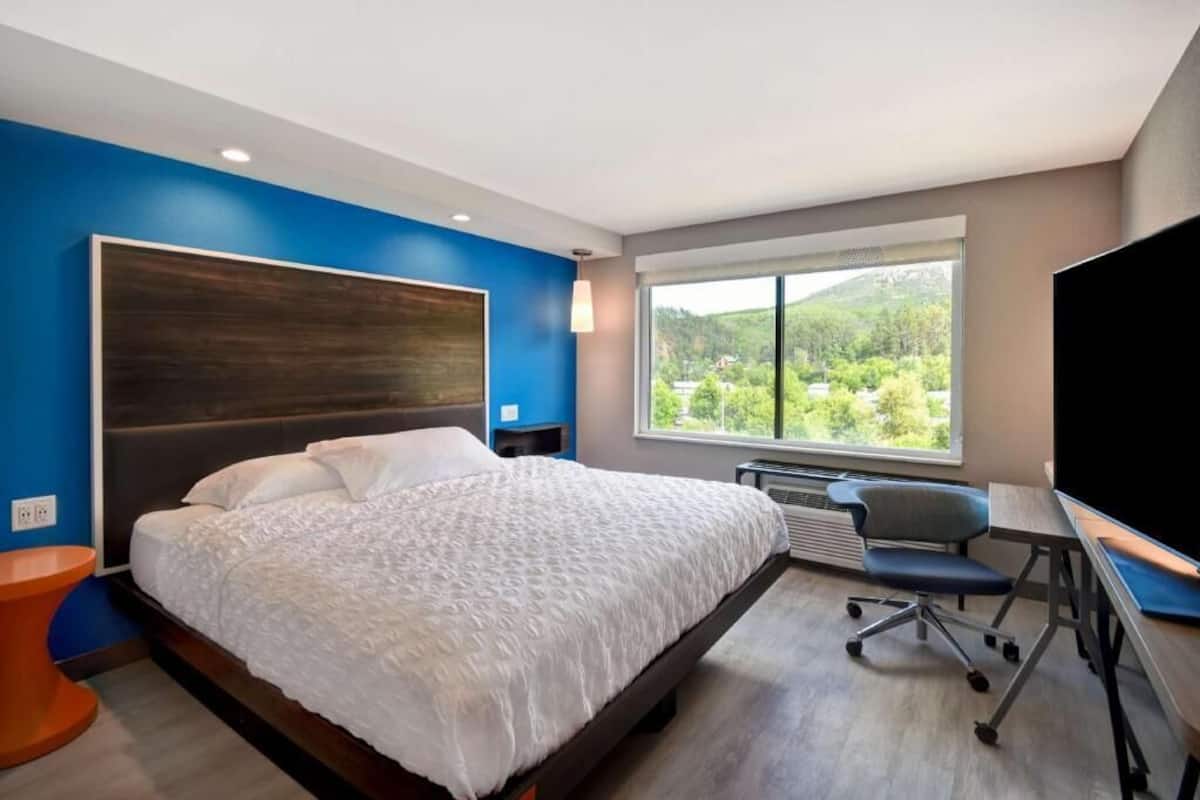 1 habitación, cortinas blackout y tabla de planchar con plancha