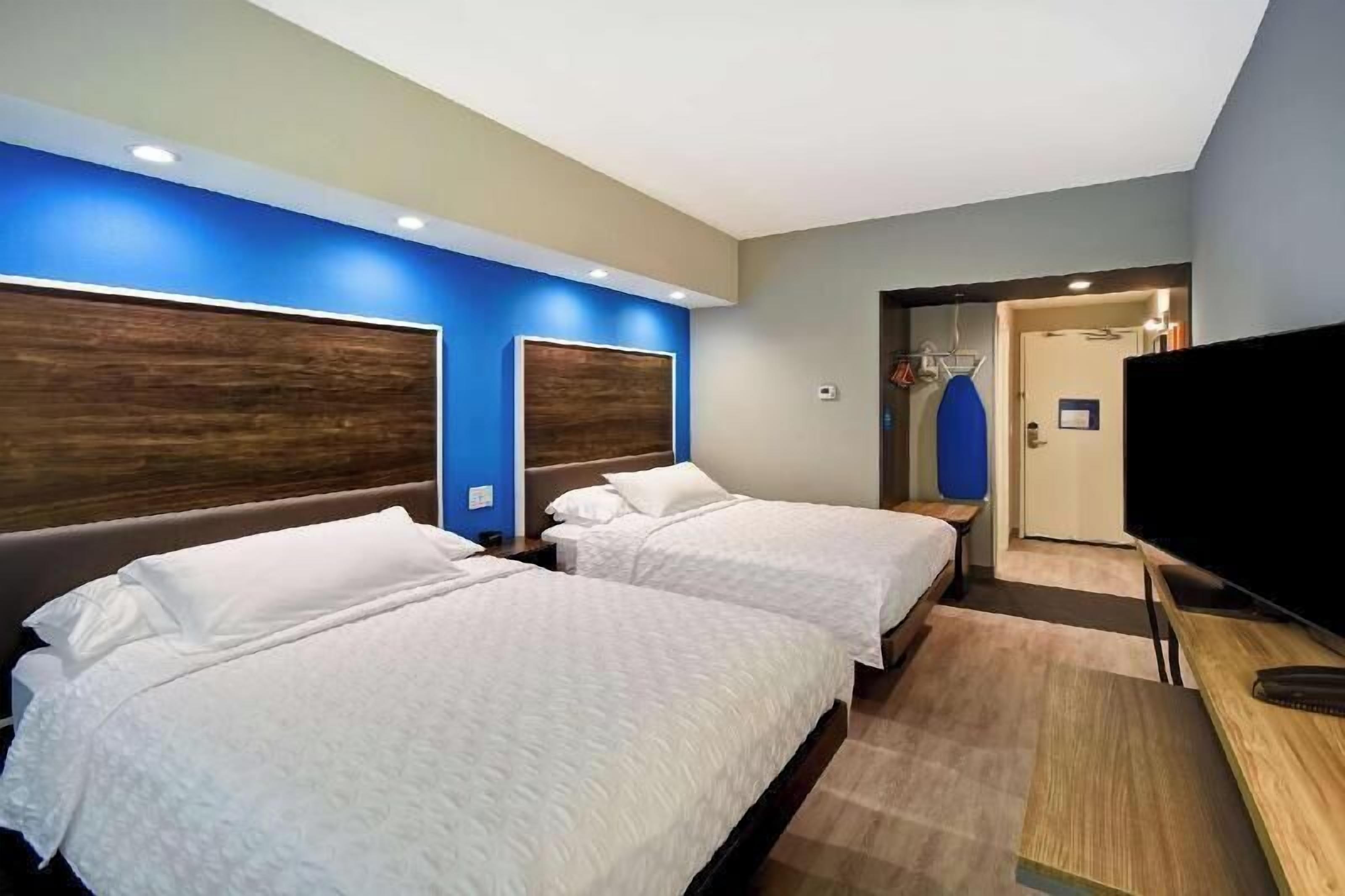 1 dormitorio, cortinas opacas, tabla de planchar con plancha