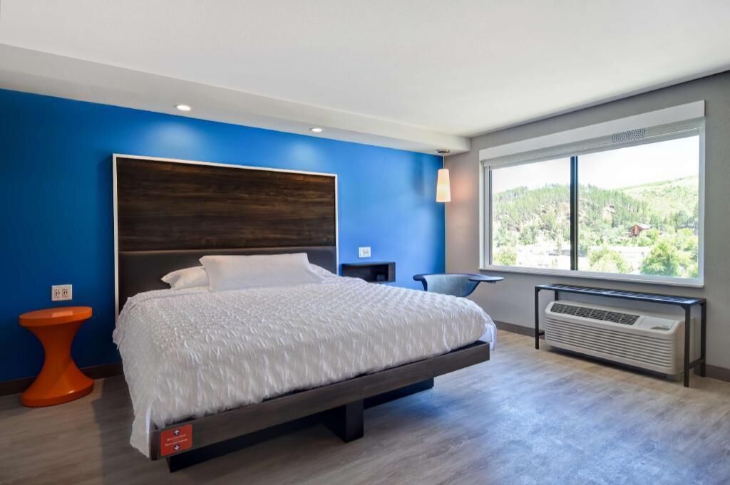 1 dormitorio, cortinas opacas, tabla de planchar con plancha
