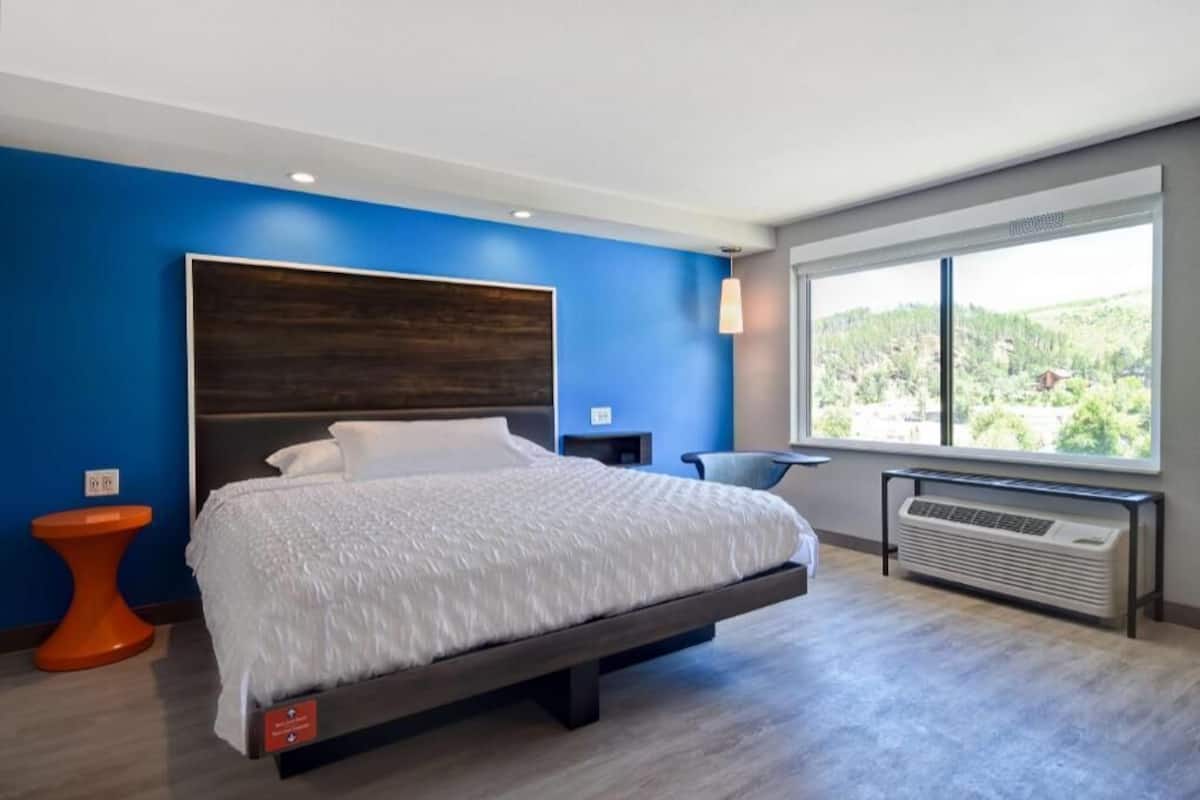 1 habitación, cortinas blackout y tabla de planchar con plancha