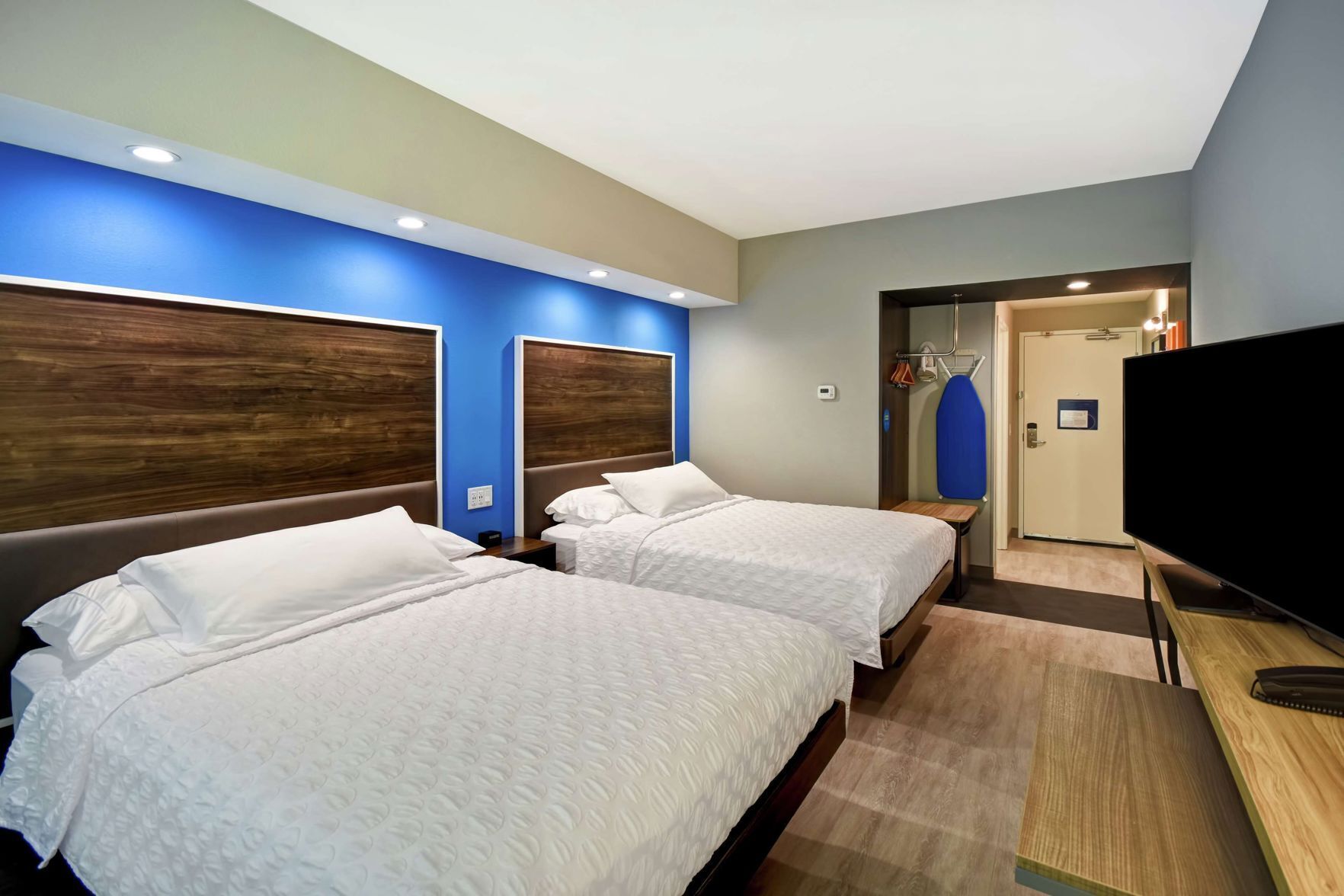 1 dormitorio, cortinas opacas, tabla de planchar con plancha