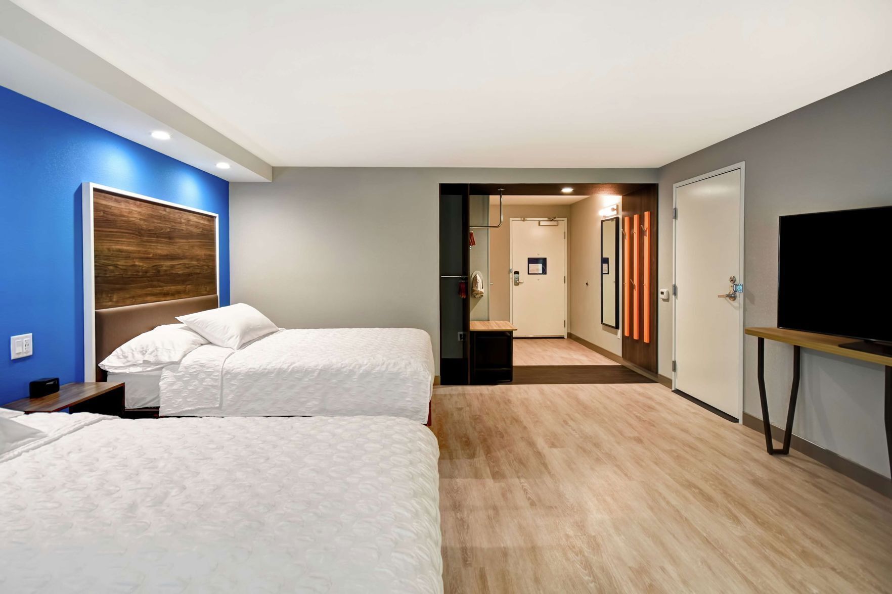 1 dormitorio, cortinas opacas, tabla de planchar con plancha