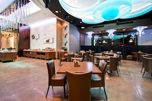 4 restaurants servant le petit déjeuner, le déjeuner et le dîner