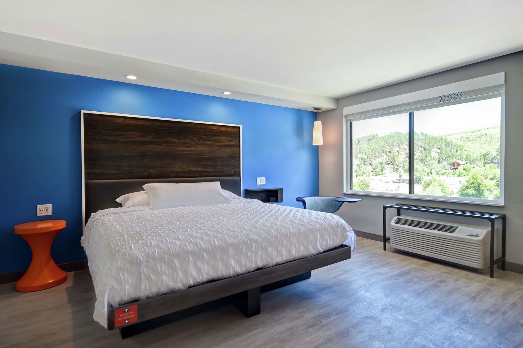 1 dormitorio, cortinas opacas, tabla de planchar con plancha