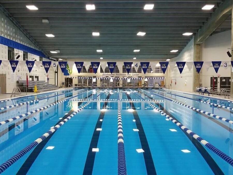 Una gran piscina coberta amb diverses pistes delimitades i numerades.
