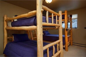 House, Multiple Beds (Iron Oak Duplex I)