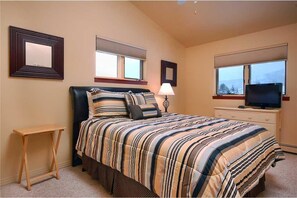 House, Multiple Beds (Iron Oak Duplex I)