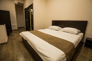 Kahden hengen huone (kaksi sänkyä) | 1 makuuhuone, tallelokero huoneessa, silitysrauta/-lauta, ilmainen Wi-Fi