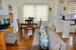 Appartement classique, 2 chambres | Aire de séjour | Téléviseur à écran plat de 42 po avec télévision par câble, téléviseur