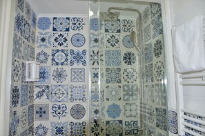 Apartamento ejecutivo, 1 habitación | Baño | Ducha, artículos de higiene personal de diseño y secador de pelo