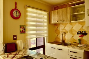 Appartement familial, 2 chambres, vue sur la montagne | Cuisine privée | Réfrigérateur grande capacité avec congélateur, four à micro-ondes