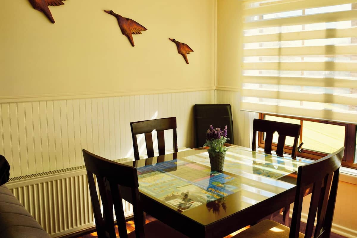 Family Apartment, 2 Bedrooms, Mountain View | In-room dining