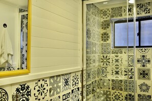 Appartement familial, 2 chambres | Salle de bain | Douche, articles de toilette griffés, séchoir à cheveux