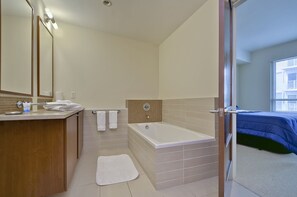 Separate tub and shower, free toiletries, towels - NEW Two bedroom condo in Channelside Tam (Tampa)