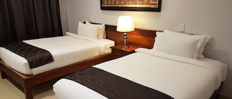 Deluxe Twin Room | Premium bedding, in-room safe, desk, laptop workspace