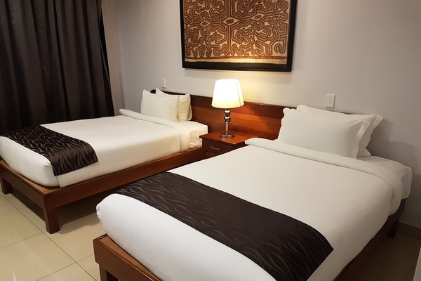 Kamar Twin Deluks | Seprai premium, brankas, meja kerja, dan ruang kerja ramah laptop