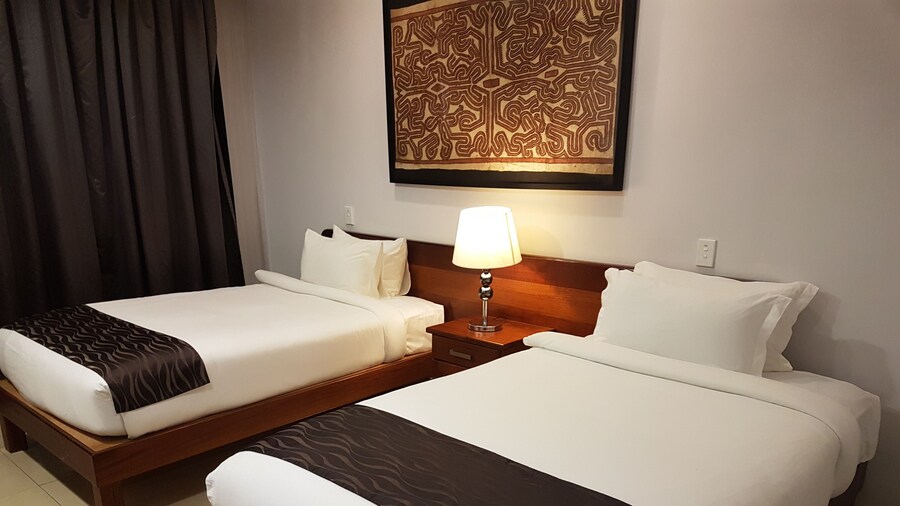 Paddy's Hotel & Apartments