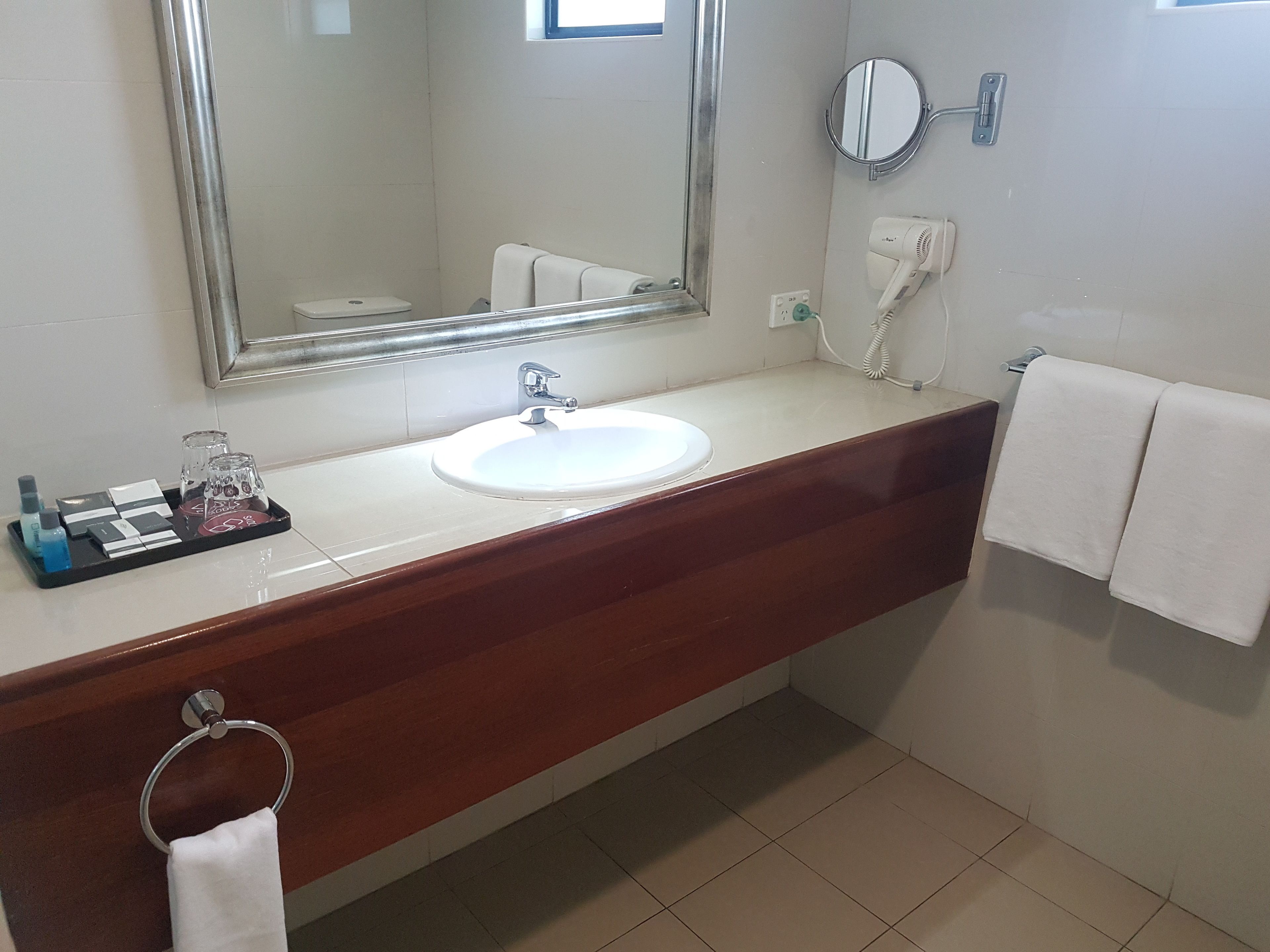 deluxe double room | bathroom sink