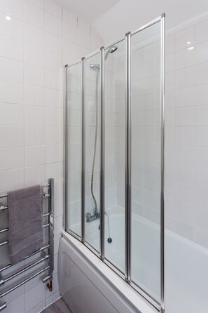 Kamar Double Mewah untuk 1 Orang, 2 Tempat Tidur Twin | Shower kamar mandi