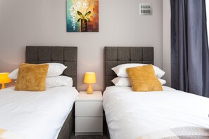 4 개의 침실, 저자극성 침구, 각각 다르게 가구 비치, 다리미/다리미판