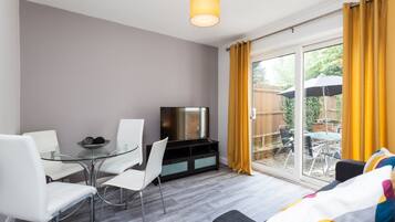 Quarto casal superluxo de uso individual, 2 camas de solteiro | Área de estar | TV de tela plana