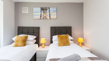 Quarto casal superluxo de uso individual, 2 camas de solteiro | 4 quartos, roupas de cama antialérgicas, individualmente mobiliados