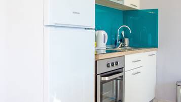 Lejlighed - terrasse (Romantic) | Privat køkken | Køleskab, kaffe-/temaskine, elkedel, højstol