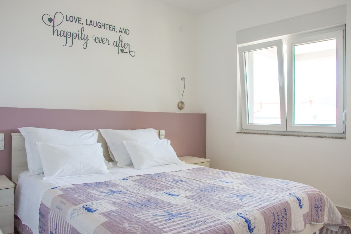 Apartment, Terrace (Lovely) | Geluiddichte muren, een strijkplank/strijkijzer, gratis babybedden