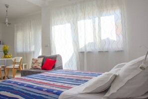 Estudio, patio, planta baja | Insonorización, tabla de planchar con plancha y cunas gratuitas 