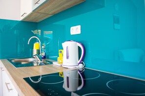 Apartamento, terraço (Sunny) | Cozinha privada | Geladeira, cafeteira/chaleira, chaleira elétrica, cadeirão de bebê