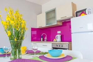 Apartment, Terrace (Lovely) | Cocina privada | Refrigerador, cafetera y tetera, tetera eléctrica y periquera 