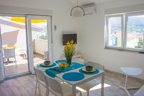 Apartamento, terraço (Sunny) | Sala de estar | TV de tela plana 80 cm com canais a cabo, TV
