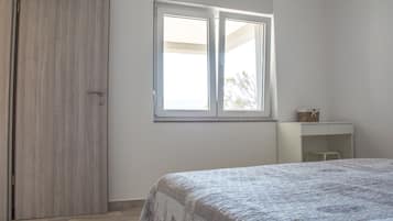 Apartment, Terrace (Modern) | Soundproofing, iron/ironing board, free cribs/infant beds, rollaway beds