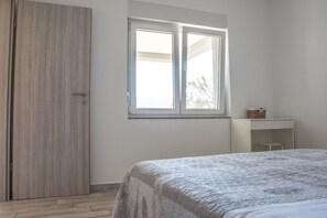 Appartement, terras (Modern) | Geluiddichte muren, een strijkplank/strijkijzer, gratis babybedden